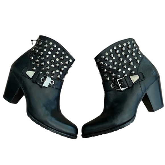 Stuart Weitzman Shoes - Stuart Weitzman City Slicker Studded Leather Ankle Boots size 7.5, 3” MSRP $395